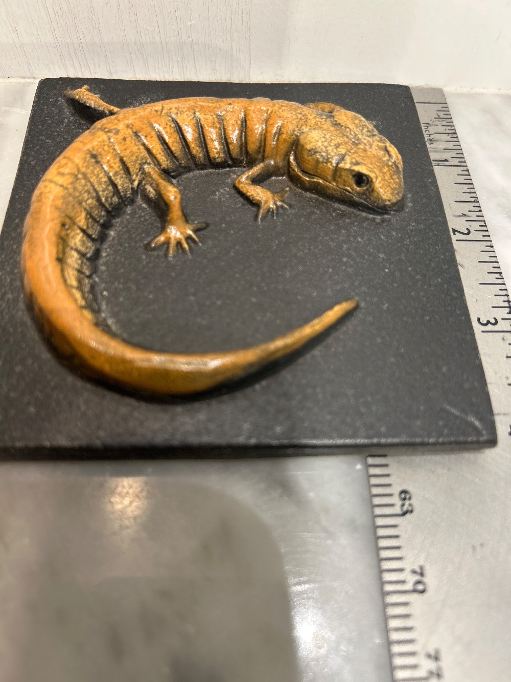 1993 NATALIE SURVING LIZARD TILE 4”