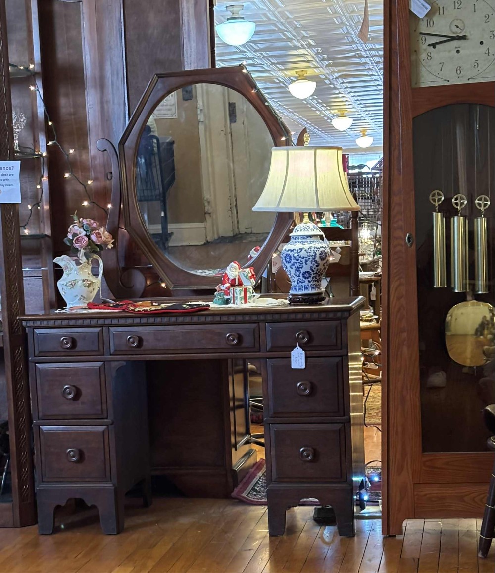Nice vintage vanity with mirror