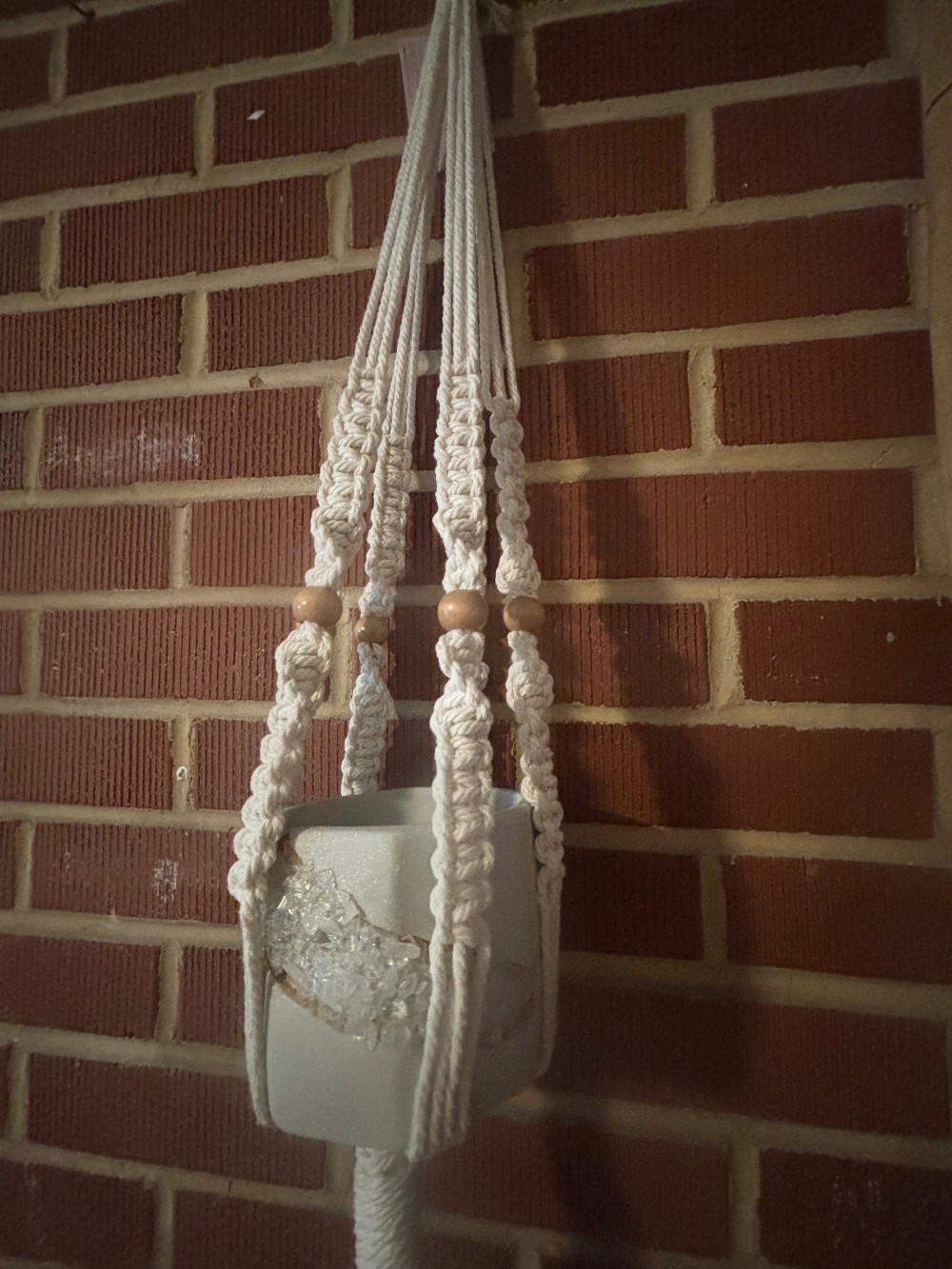 Plant hanger w geode pot