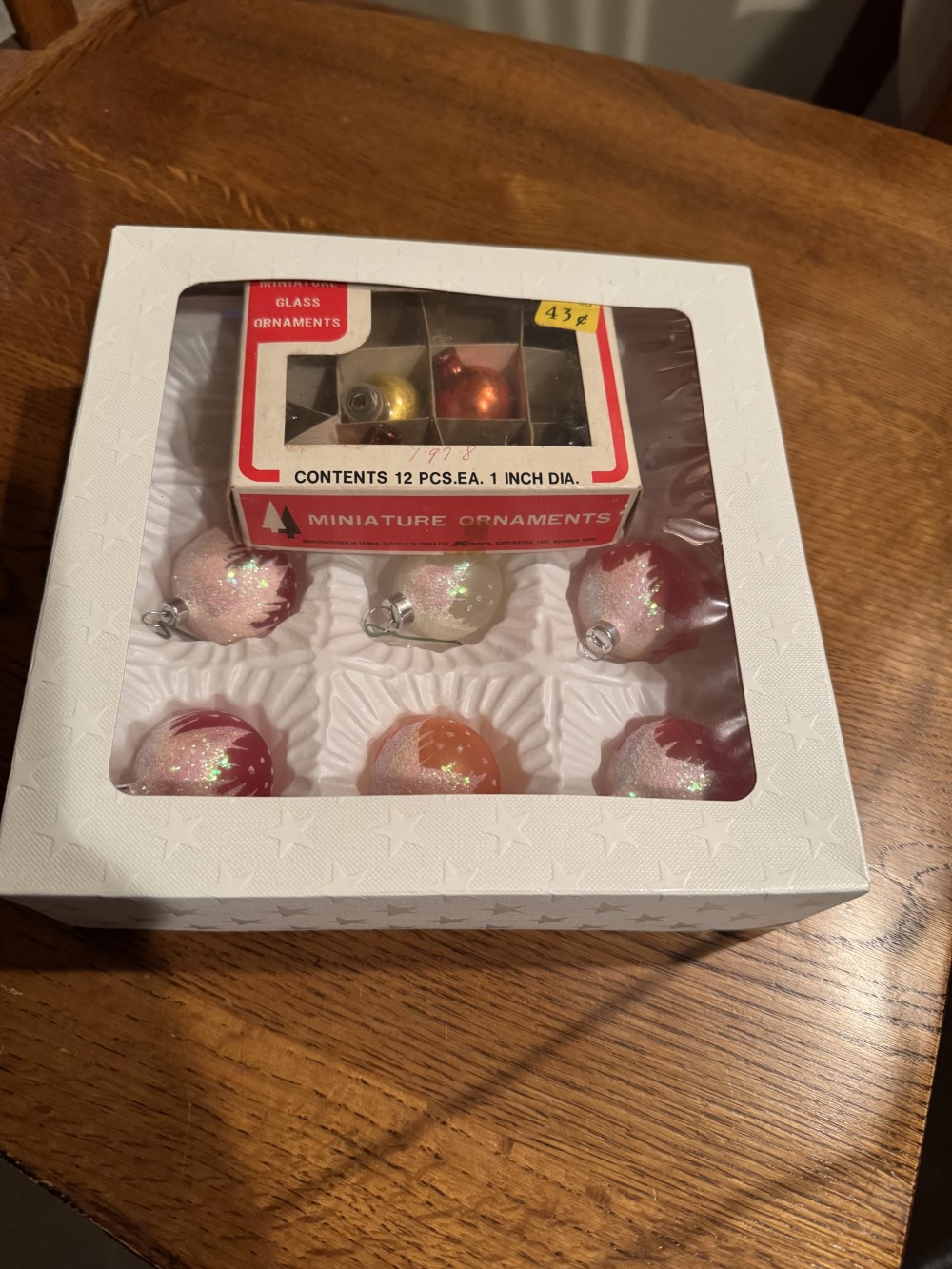 Lot of 6 Glitter ornaments and one complete mini.