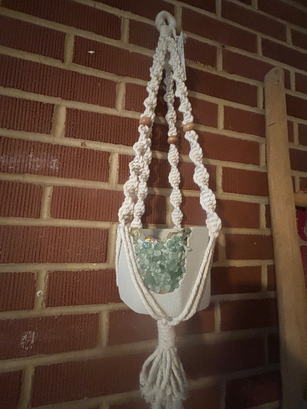 Plant hanger includes geode pot