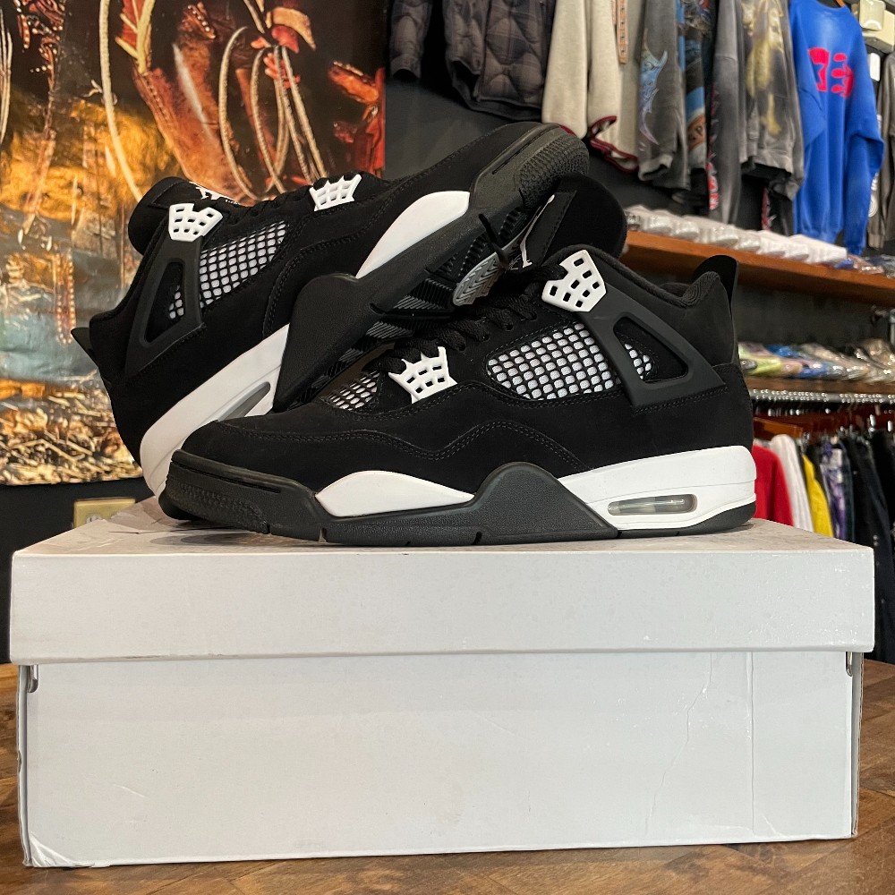 Jordan 4 Retro White Thunder - Size 10.5