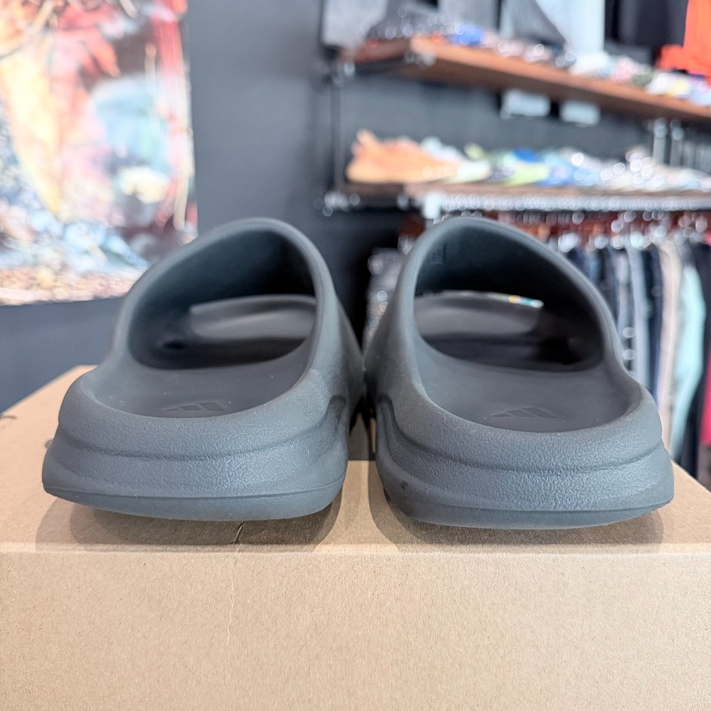 Yeezy Slide Dark Onyx - Size 8