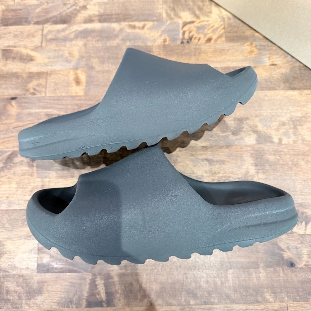 Yeezy Slide Dark Onyx - Size 8