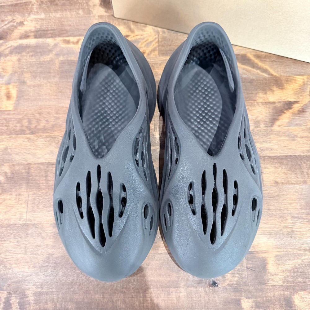 Yeezy Foam RNR Onyx - Size 8