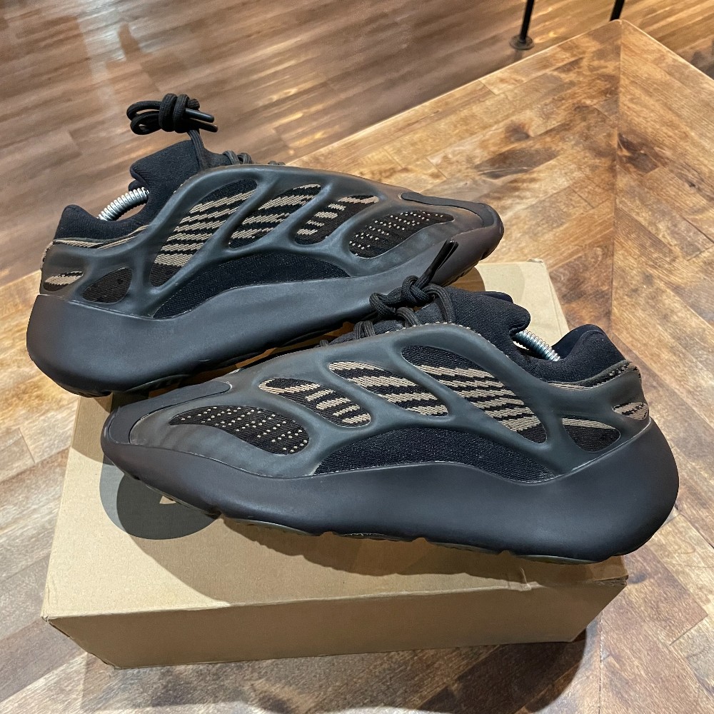 Yeezy 700 V3 Clay Brown - Size 9.5