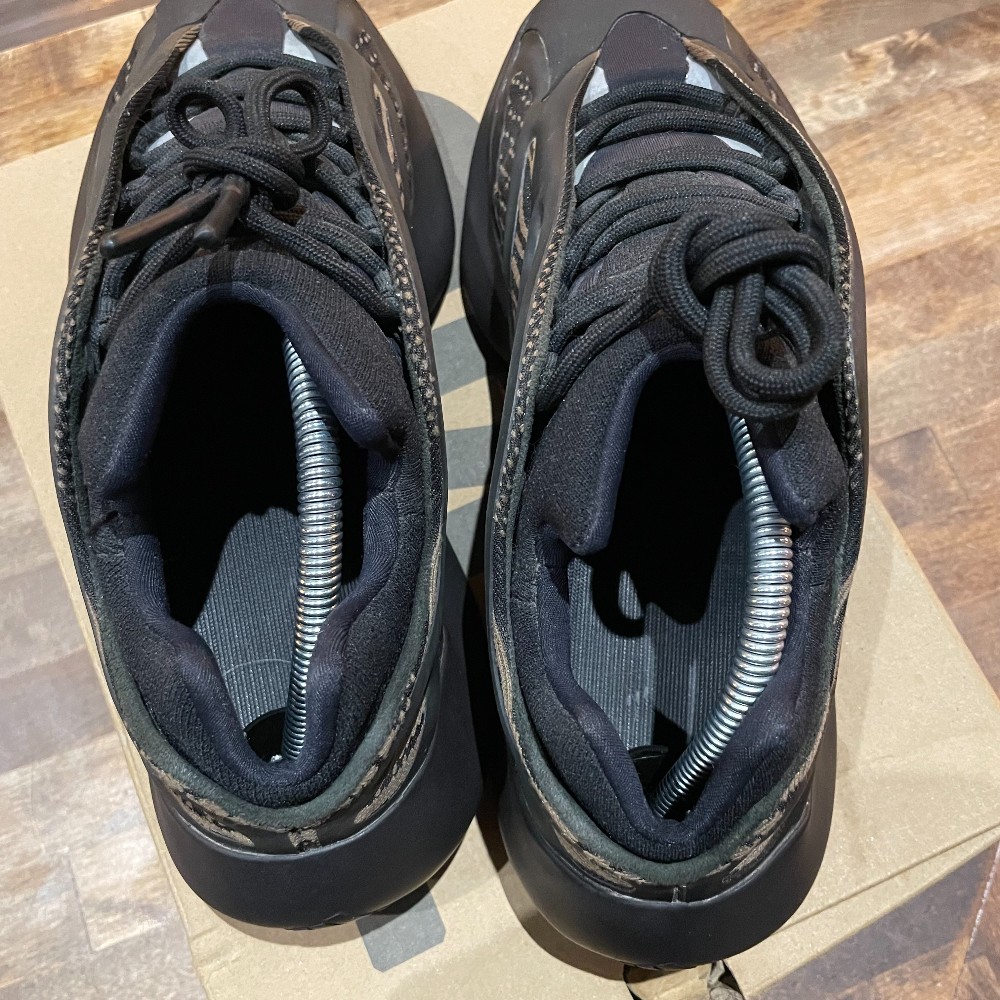 Yeezy 700 V3 Clay Brown - Size 9.5