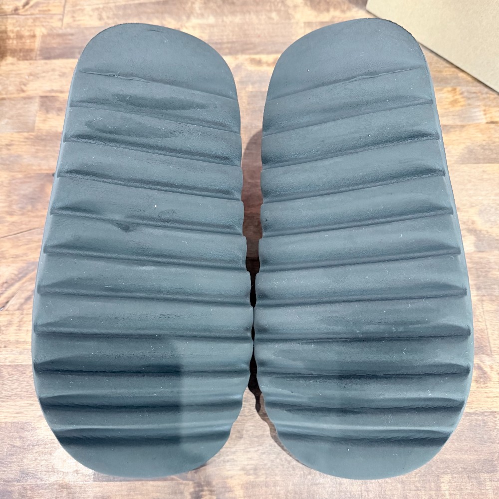 Yeezy Slide Dark Onyx - Size 8