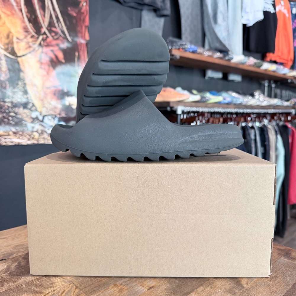Yeezy Slide Dark Onyx - Size 8