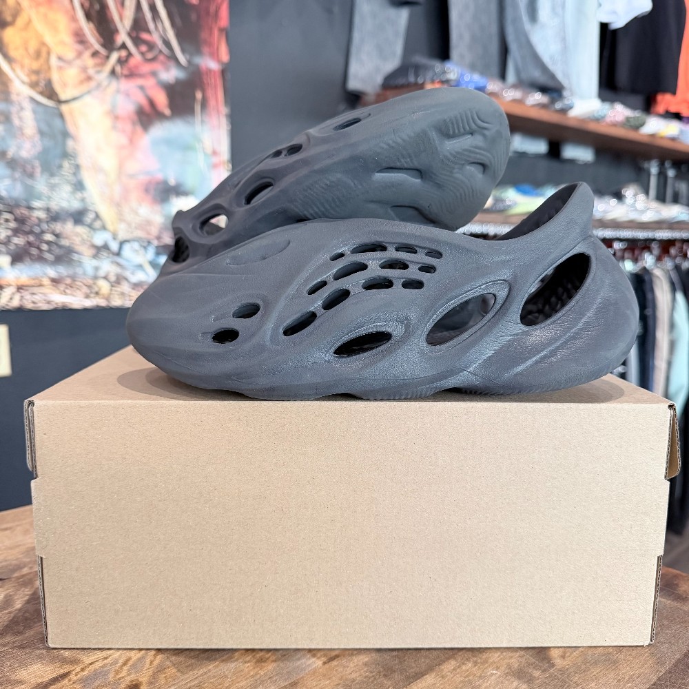 Yeezy Foam RNR Onyx - Size 8