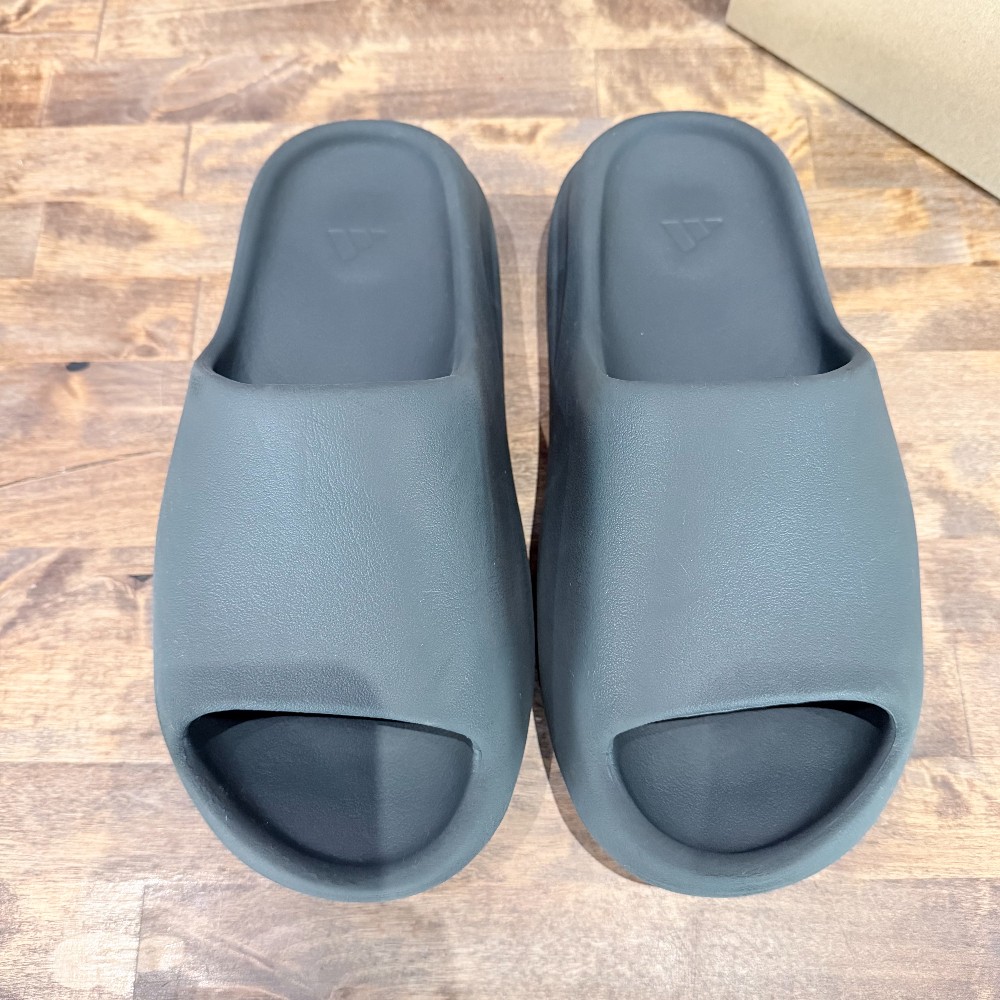 Yeezy Slide Dark Onyx - Size 8
