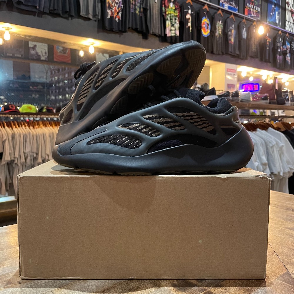 Yeezy 700 V3 Clay Brown - Size 9.5