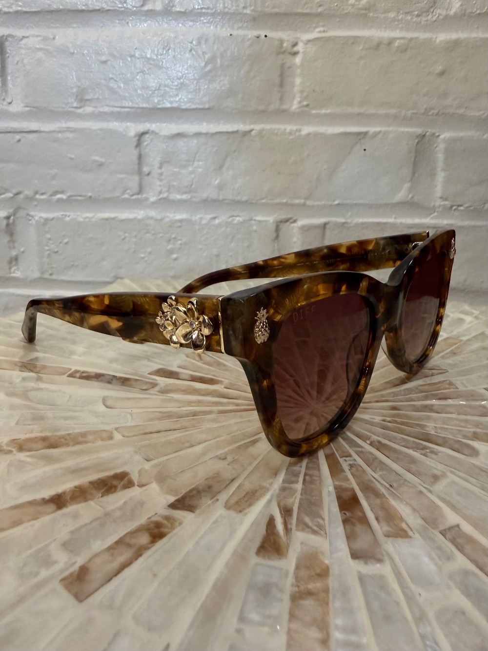 DIFF EYEWEAR  X THE WHITE LOTUS