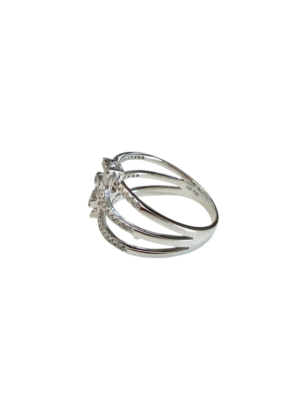 18K WHITE GOLD & DIAMOND RING - Size 7.5
