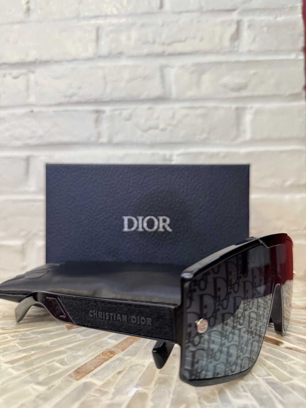CHRISTIAN DIOR