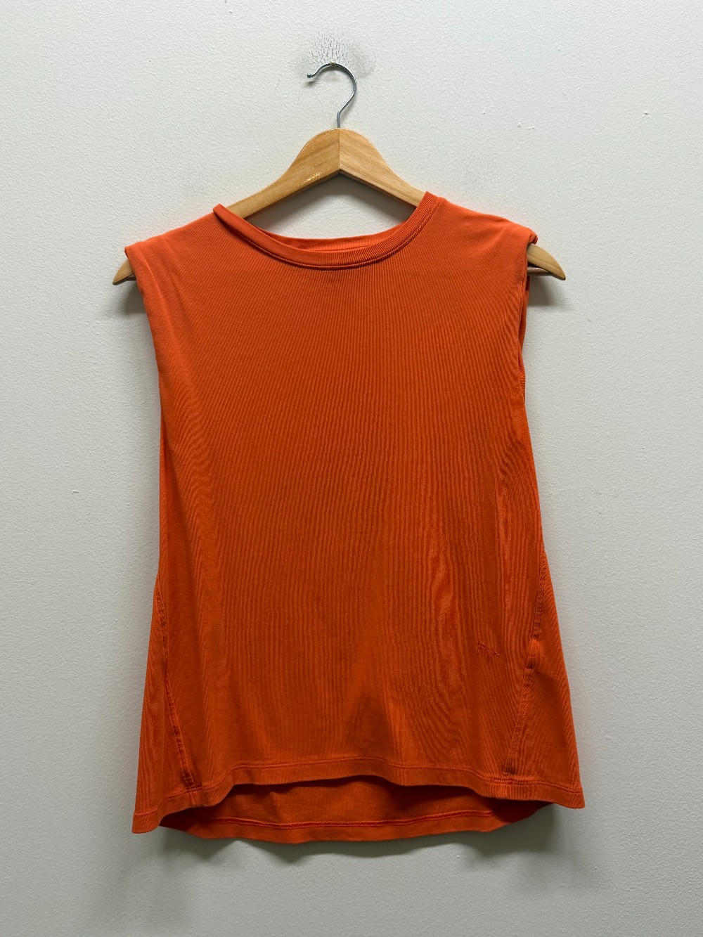 Frame sleeveless top