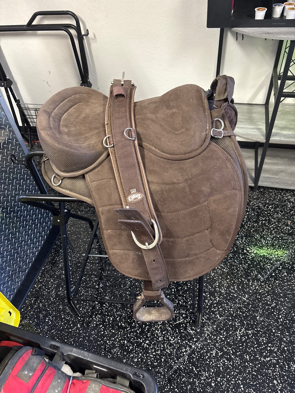 Tough1 western treeless saddle