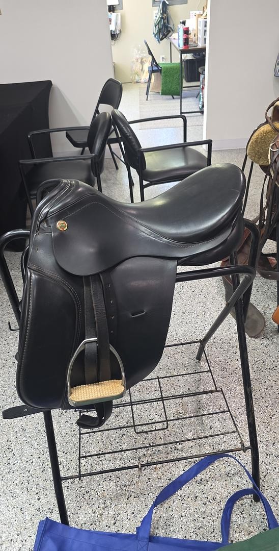 Karl Niedersuss dressage saddle 16in
