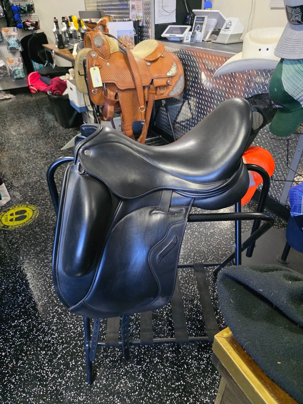 Envy Aurora Dressage saddle 2023 17in