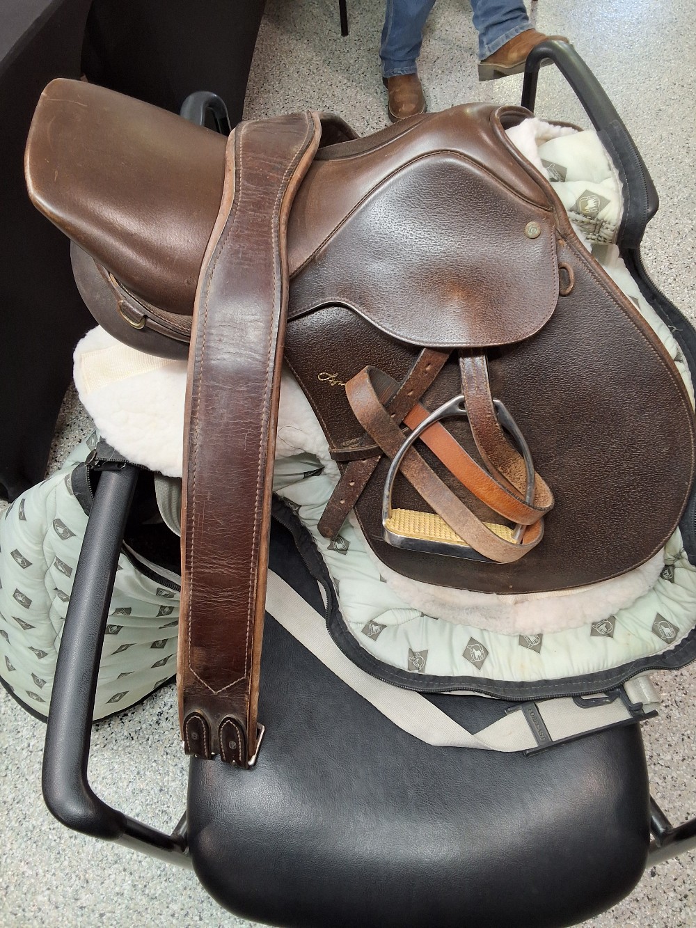 Lyn Palm Jump Saddle w/ girth, leather, stirrups