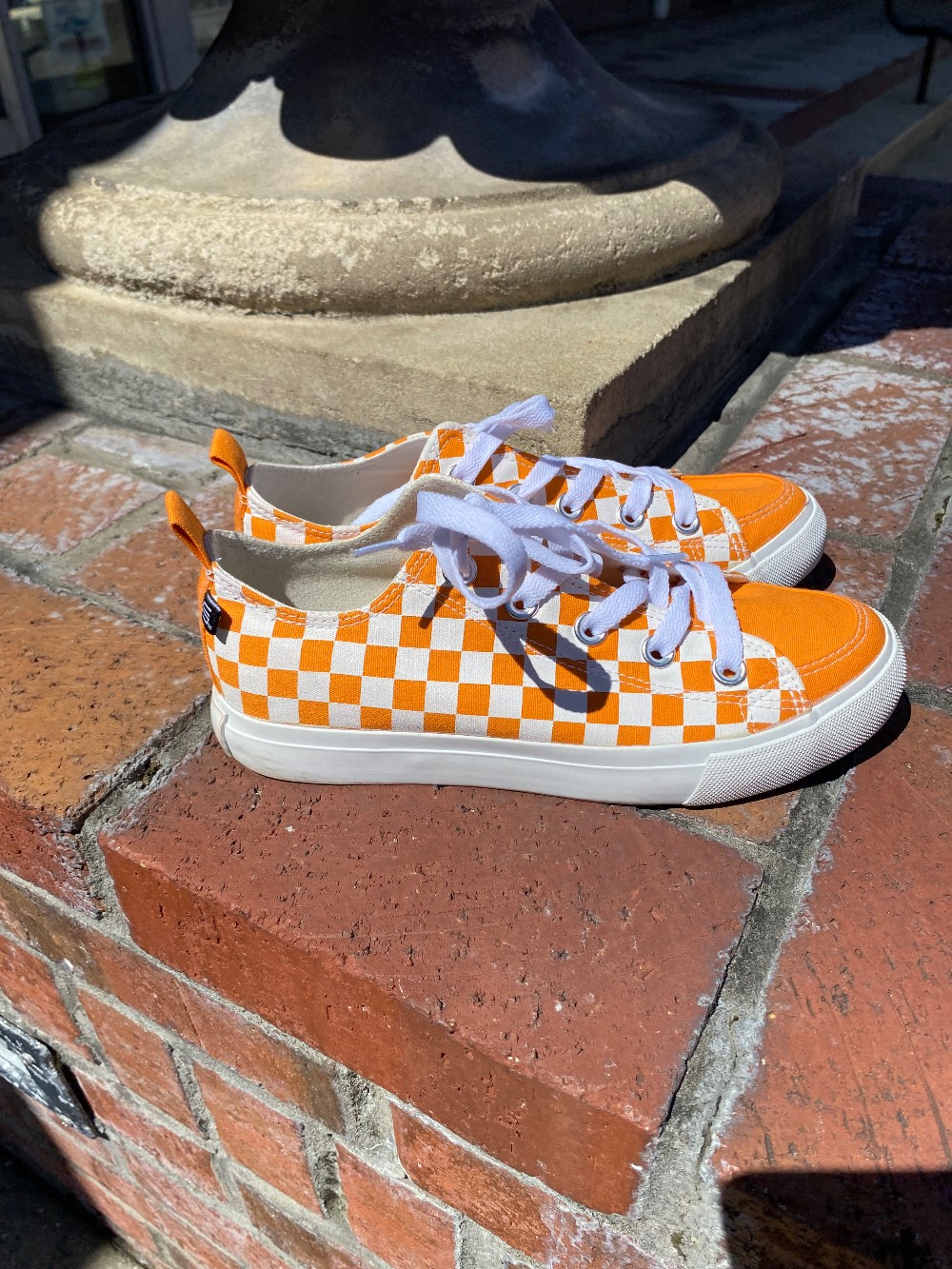 Skicks sneakers Tennessee Vols size 6 M