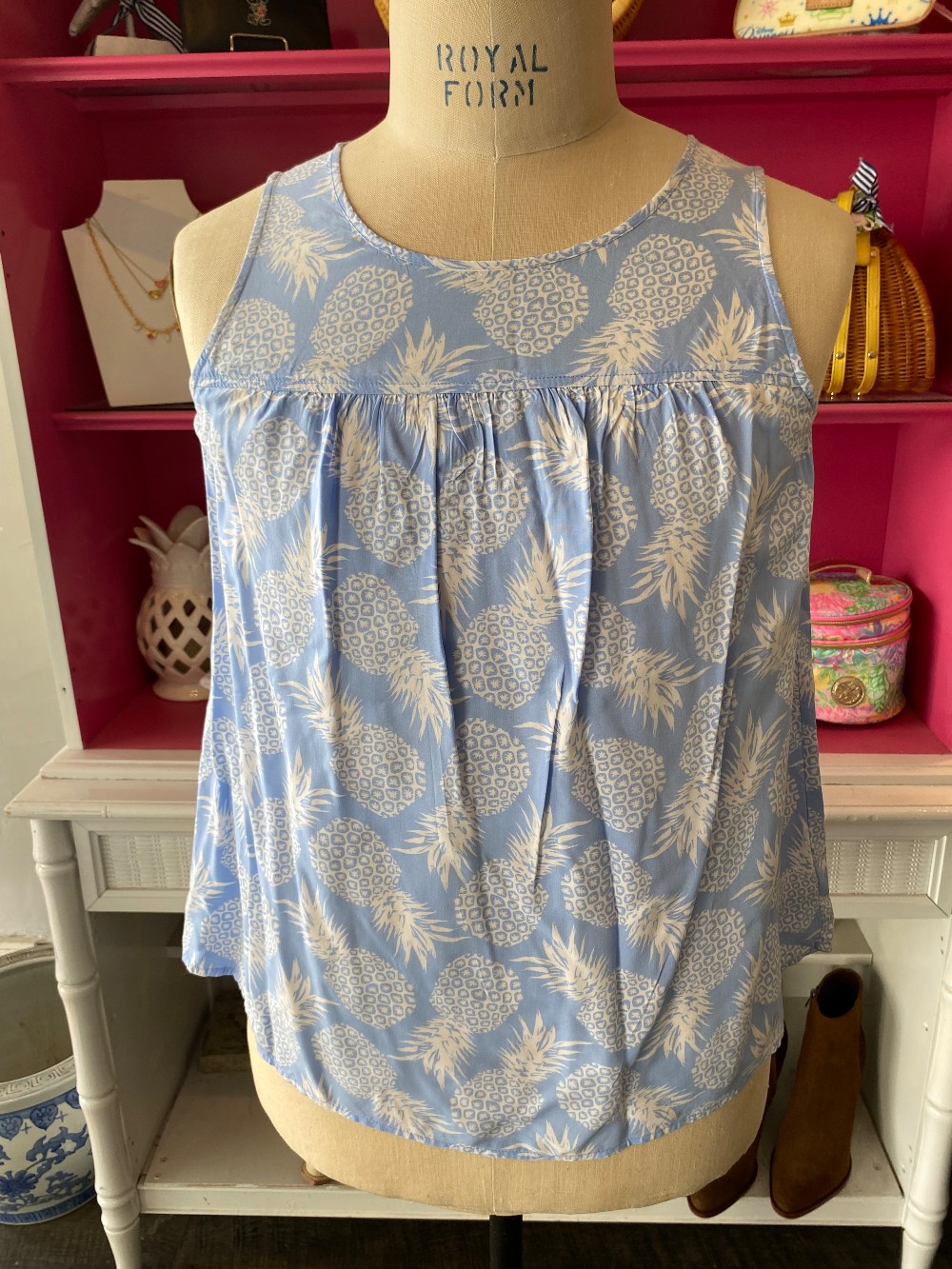 Crown & Ivy pineapple top size L