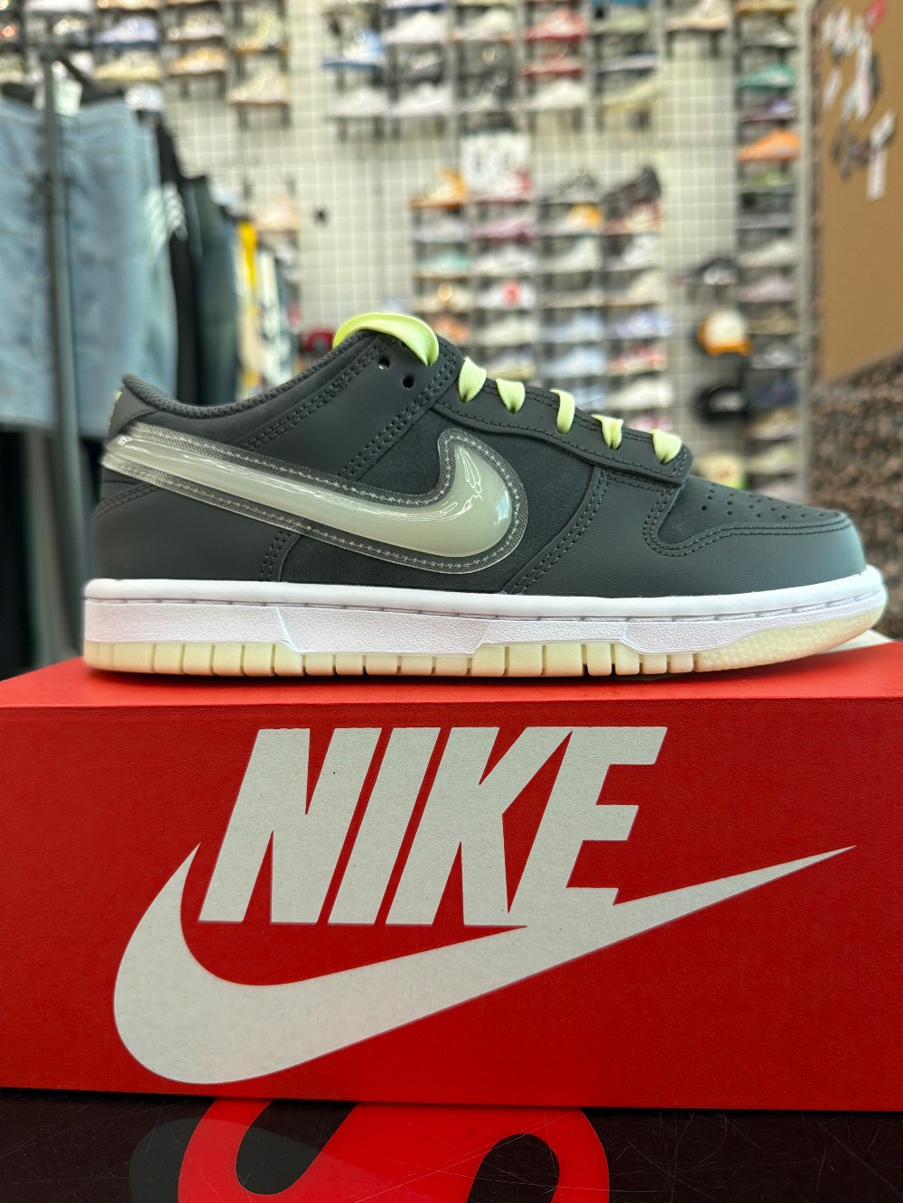 NIKE DUNK LOW (GS) - HALLOWEEN GLOW IN THE DARK
