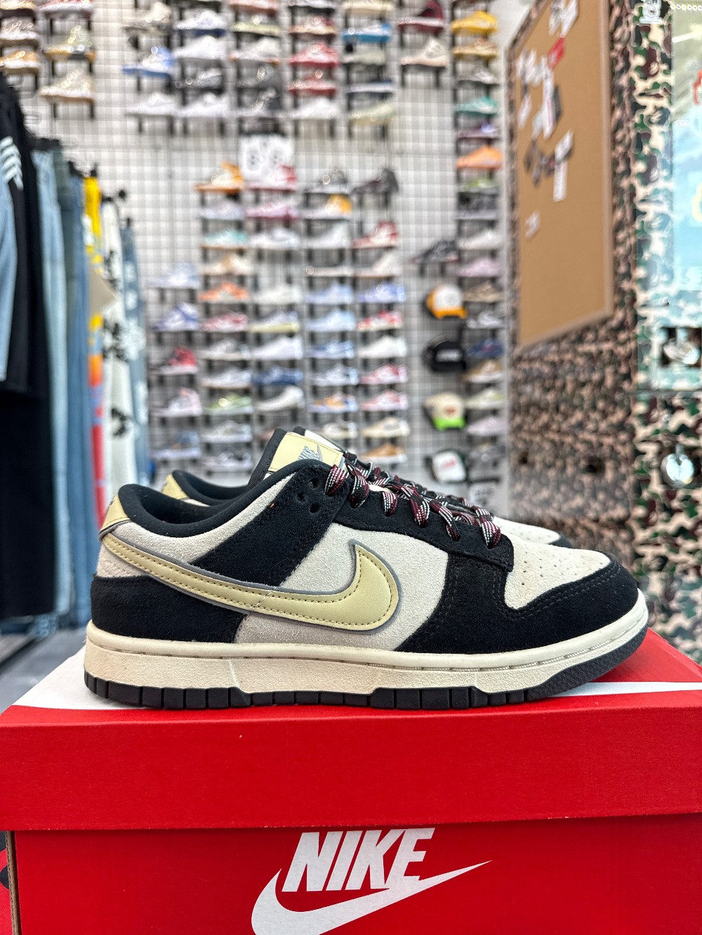 *USED* NIKE DUNK LOW (W) - BLACK SUEDE TEAM GOLD