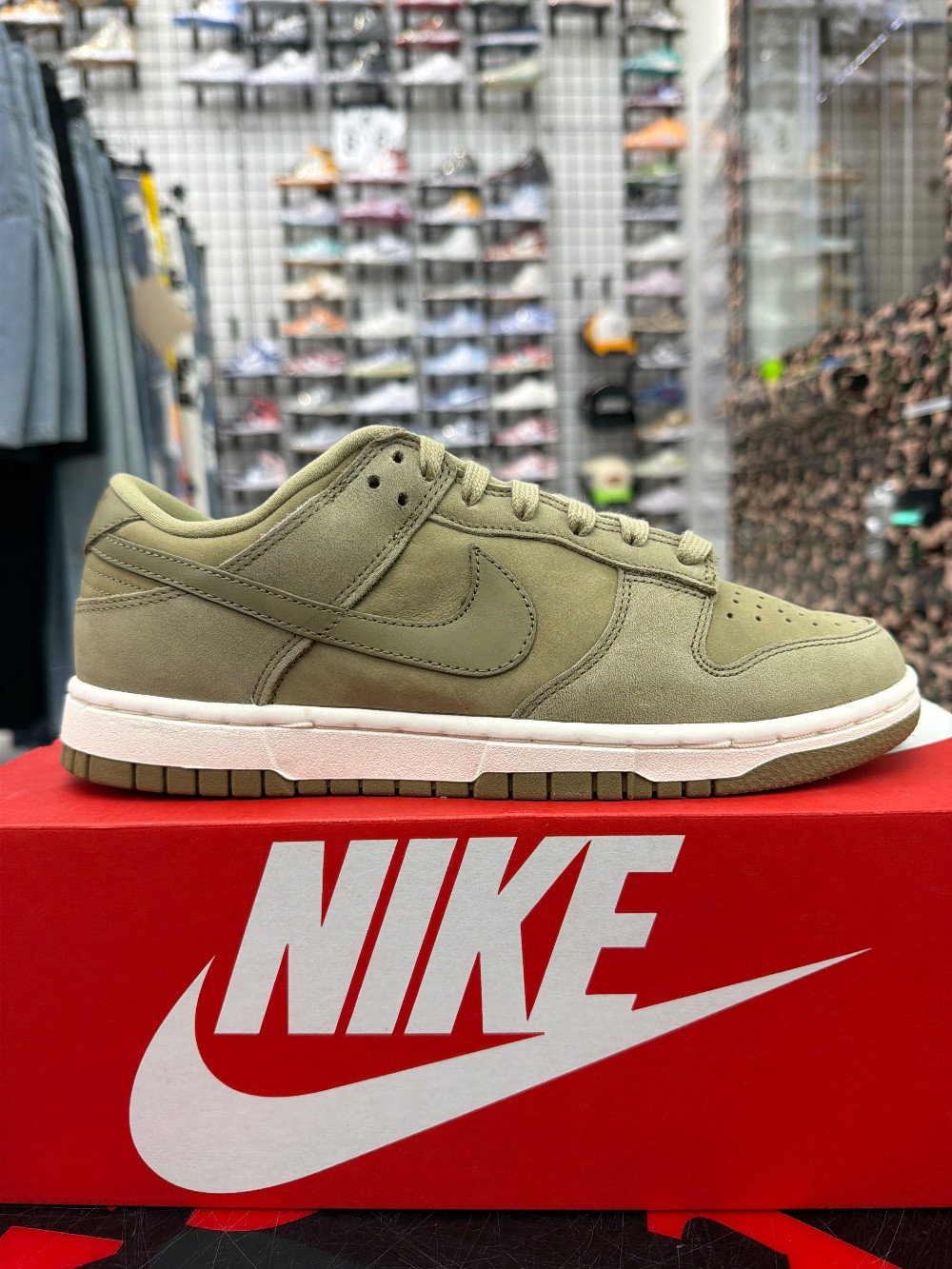 NIKE DUNK LOW (W) - NEUTRAL OLIVE