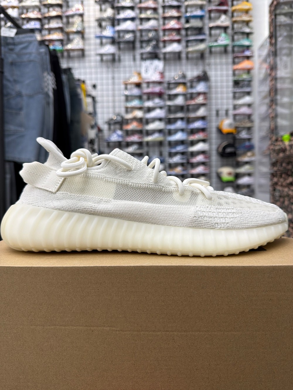 YEEZY 350 V2 - BONE