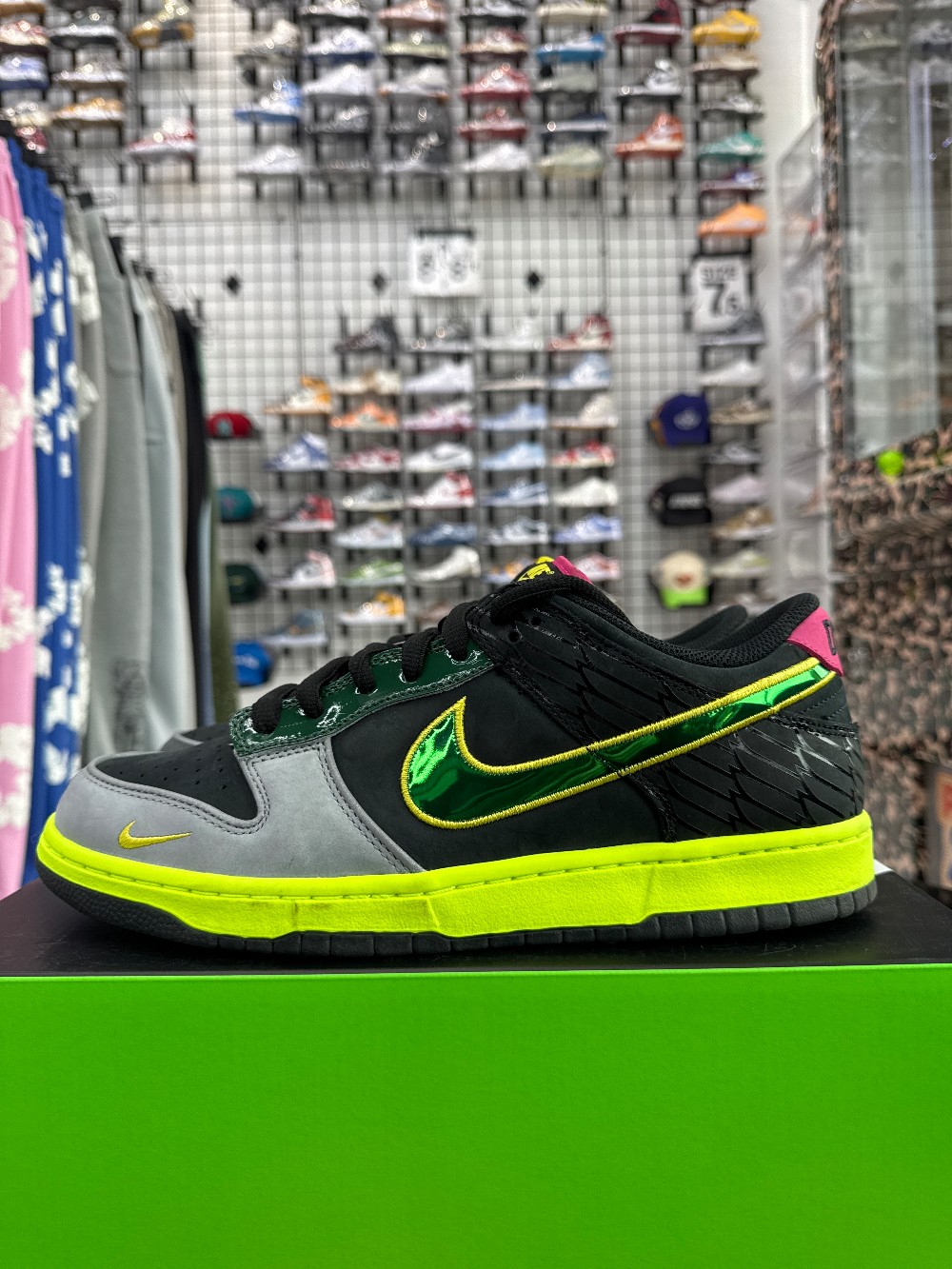 *USED* NIKE DUNK LOW X OREGON PE - WHAT THE DUCK (HOME)