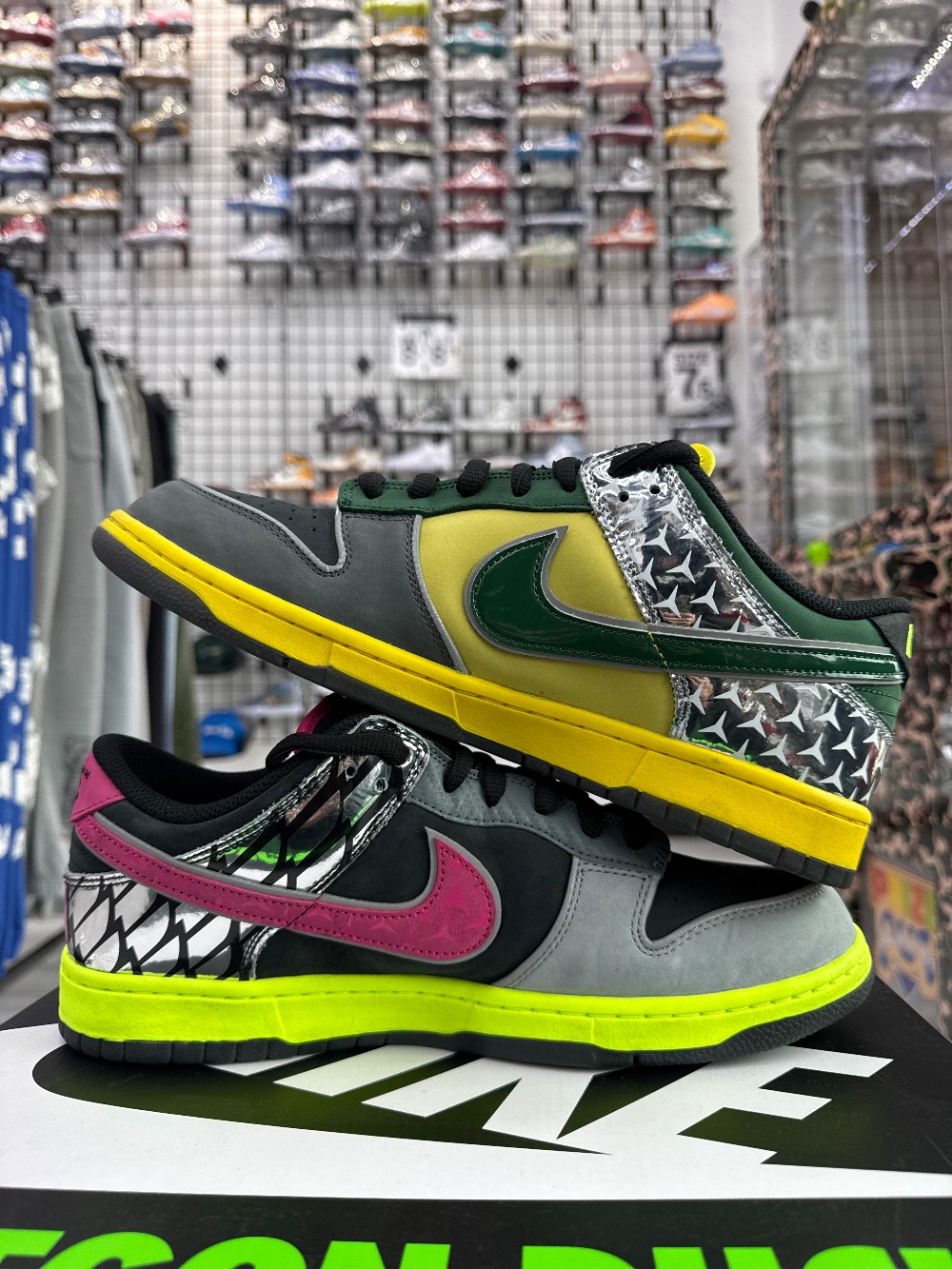 *USED* NIKE DUNK LOW X OREGON PE - WHAT THE DUCK (HOME)