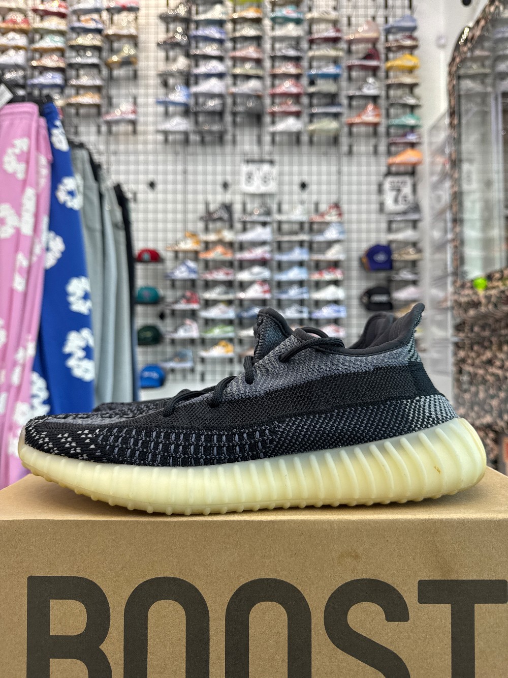 *USED* YEEZY 350 BOOST V2 - CARBON
