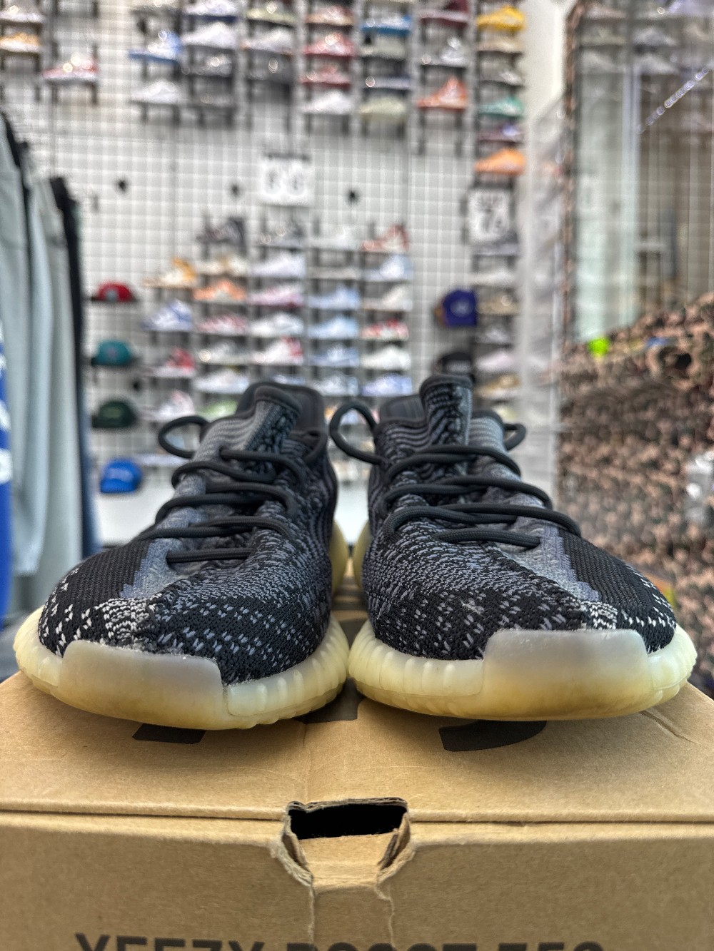*USED* YEEZY 350 BOOST V2 - CARBON