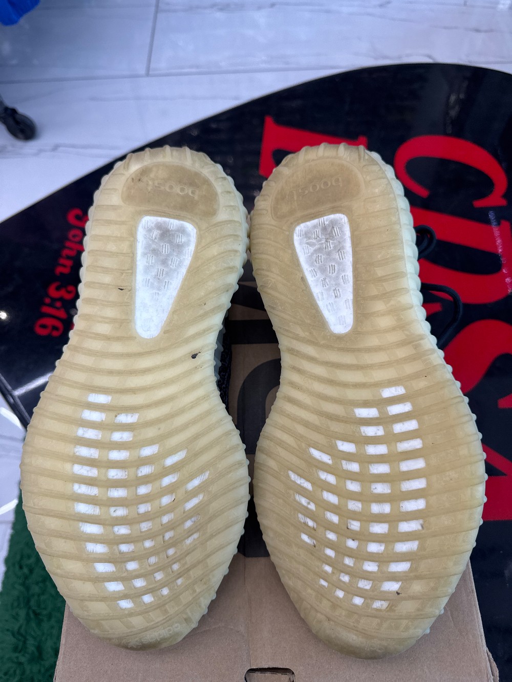 *USED* YEEZY 350 BOOST V2 - CARBON