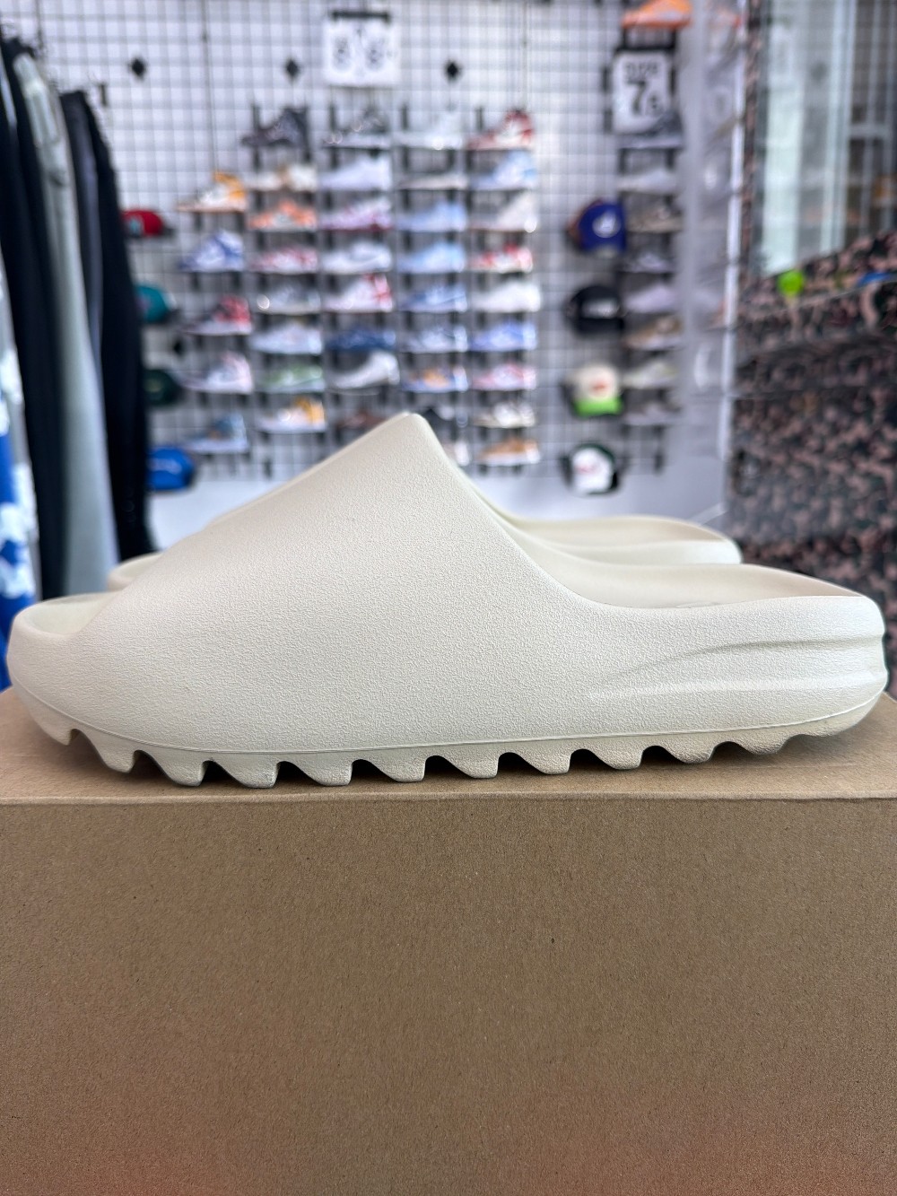 *USED/REP BOX* YEEZY SLIDE - BONE