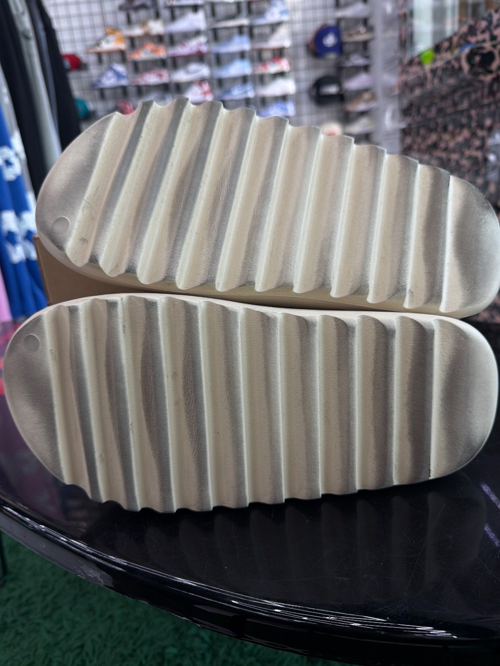 *USED/REP BOX* YEEZY SLIDE - BONE