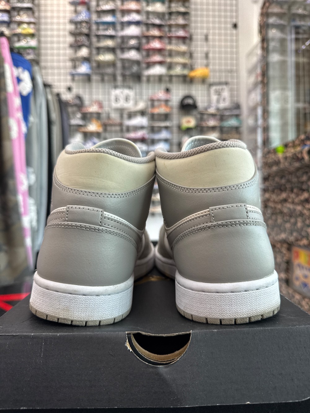 *USED* AJ 1 MID - LINEN