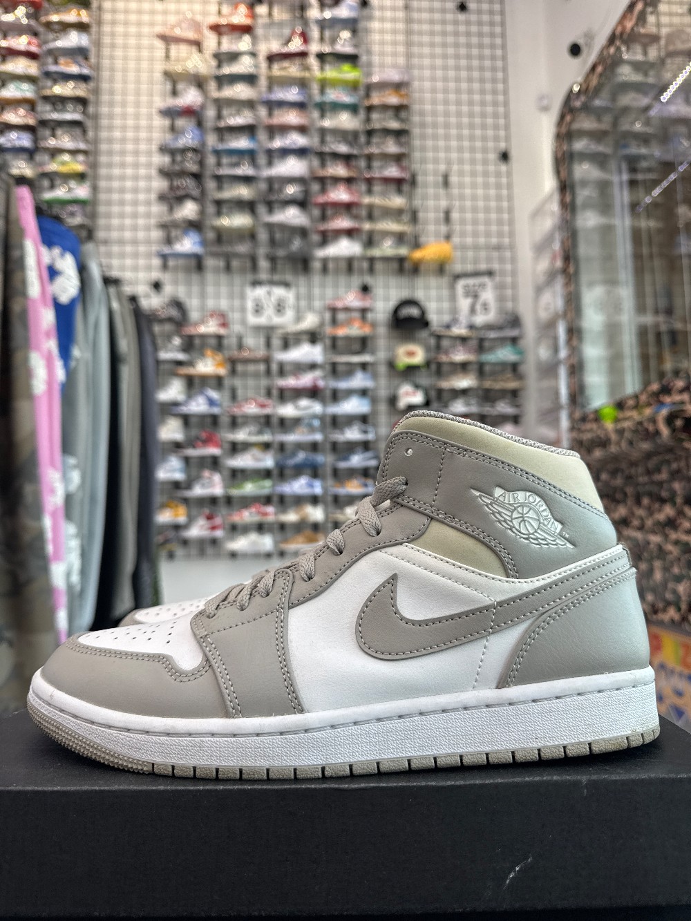*USED* AJ 1 MID - LINEN