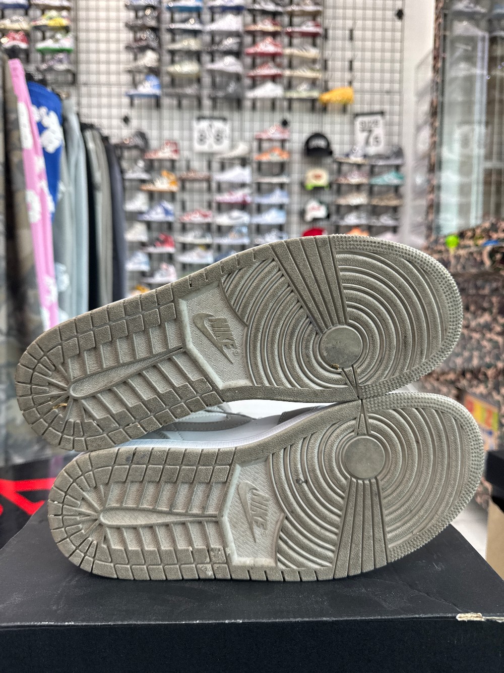 *USED* AJ 1 MID - LINEN