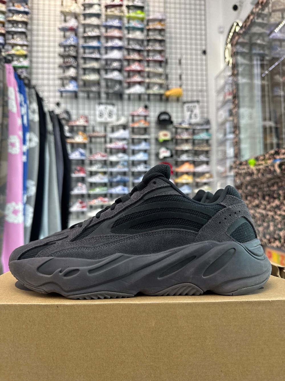 *USED* YEEZY 700 BOOST V2 - VANTA