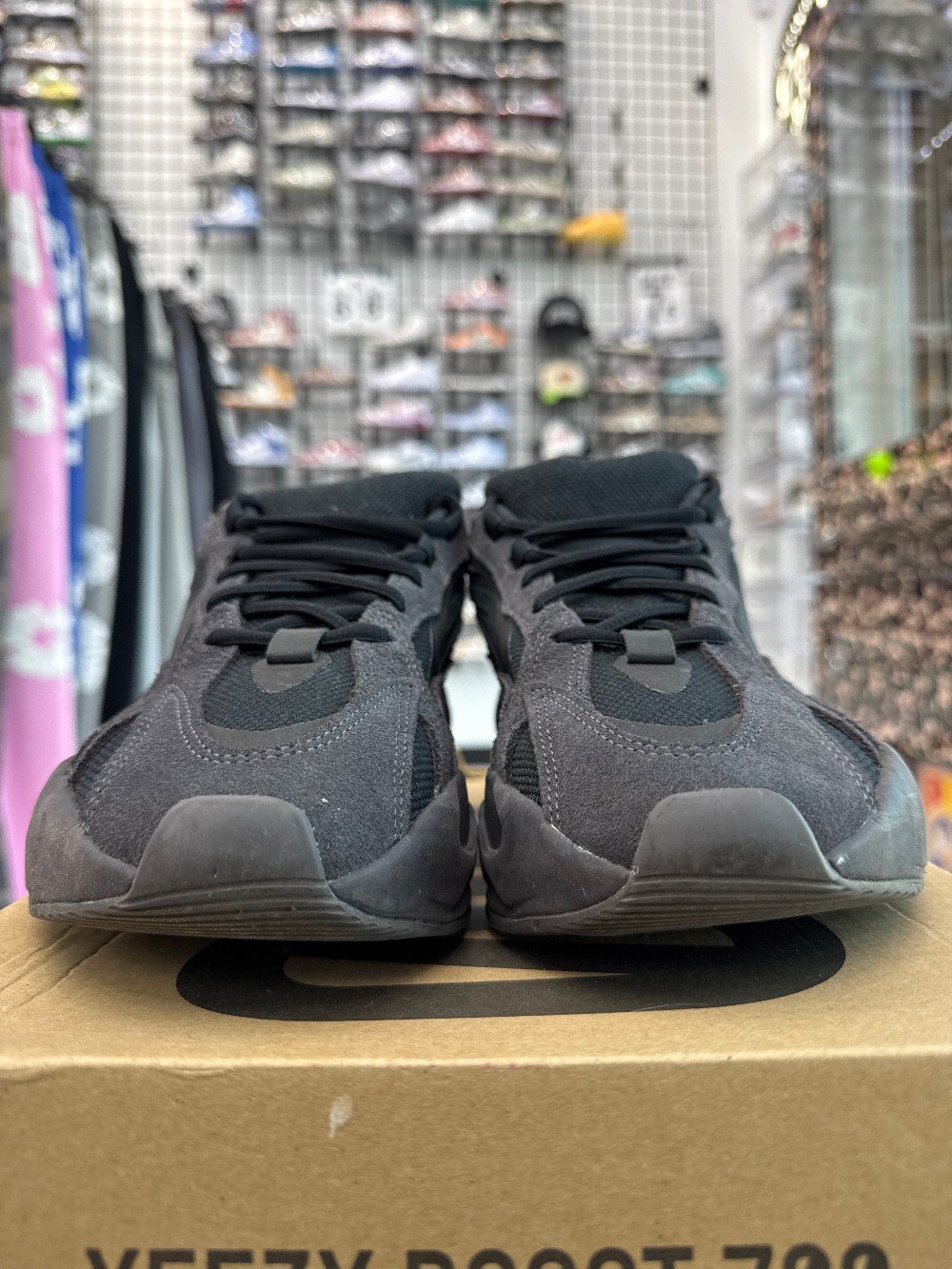 *USED* YEEZY 700 BOOST V2 - VANTA