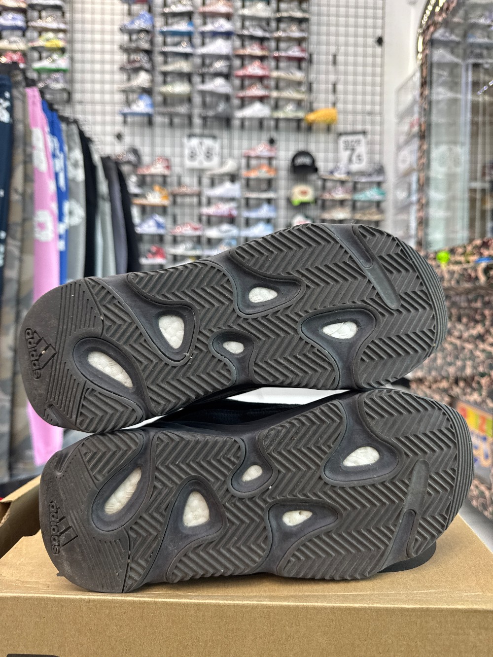 *USED* YEEZY 700 BOOST V2 - VANTA