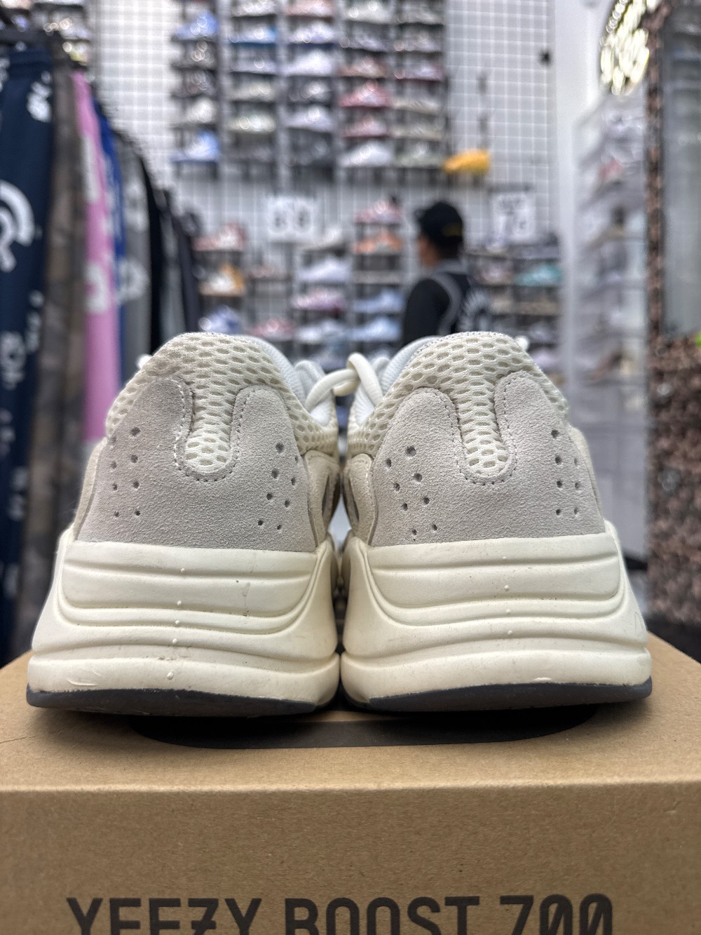 *USED* YEEZY 700 BOOST - ANALOG