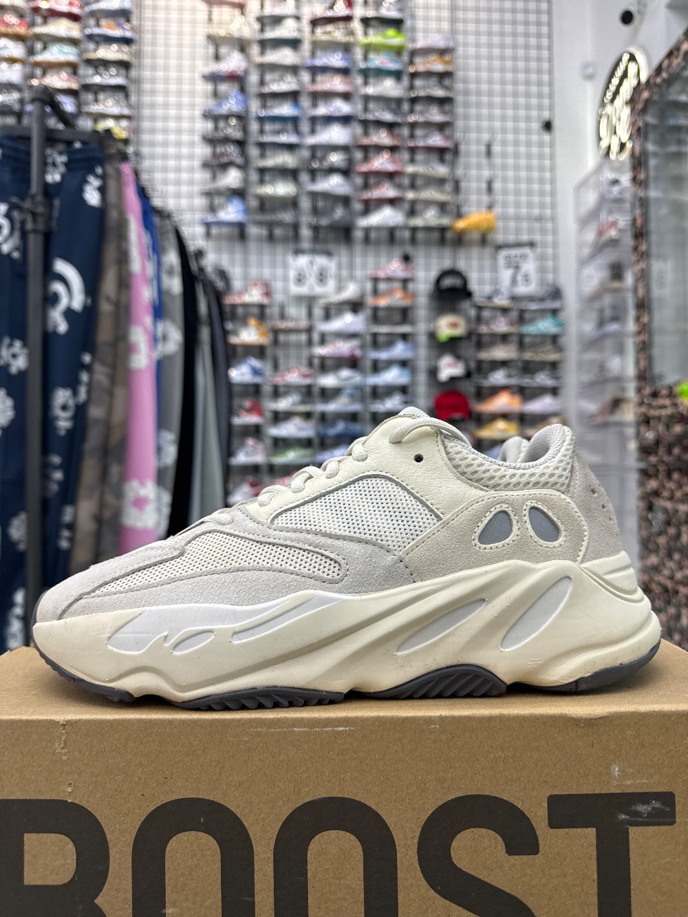 *USED* YEEZY 700 BOOST - ANALOG