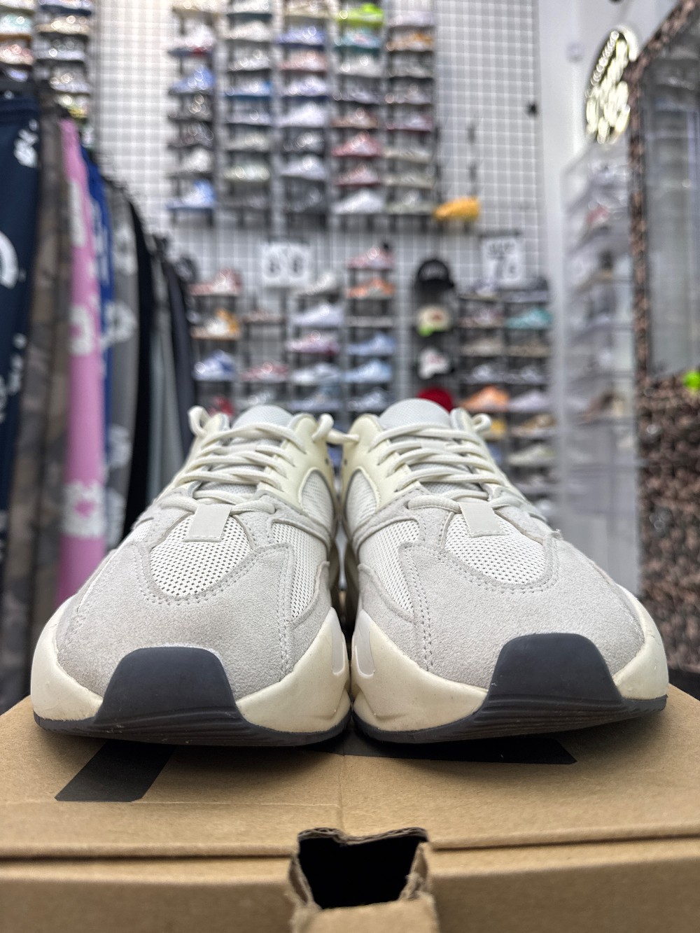 *USED* YEEZY 700 BOOST - ANALOG