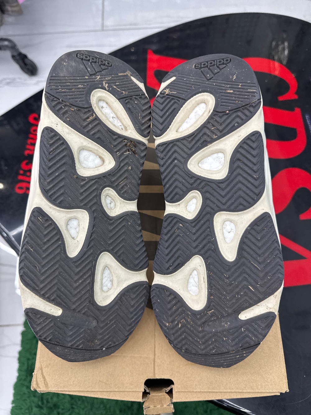 *USED* YEEZY 700 BOOST - ANALOG