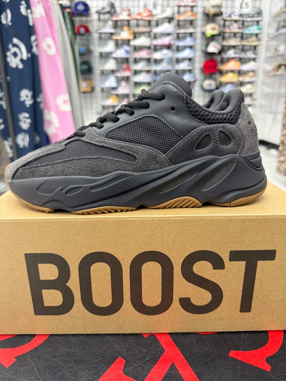 *USED* YEEZY 700 BOOST - UTILITY BLACK