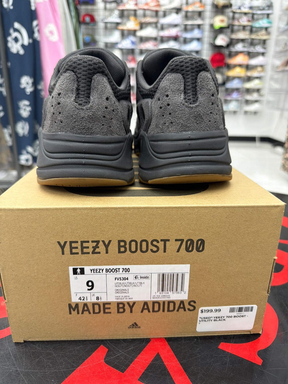 *USED* YEEZY 700 BOOST - UTILITY BLACK