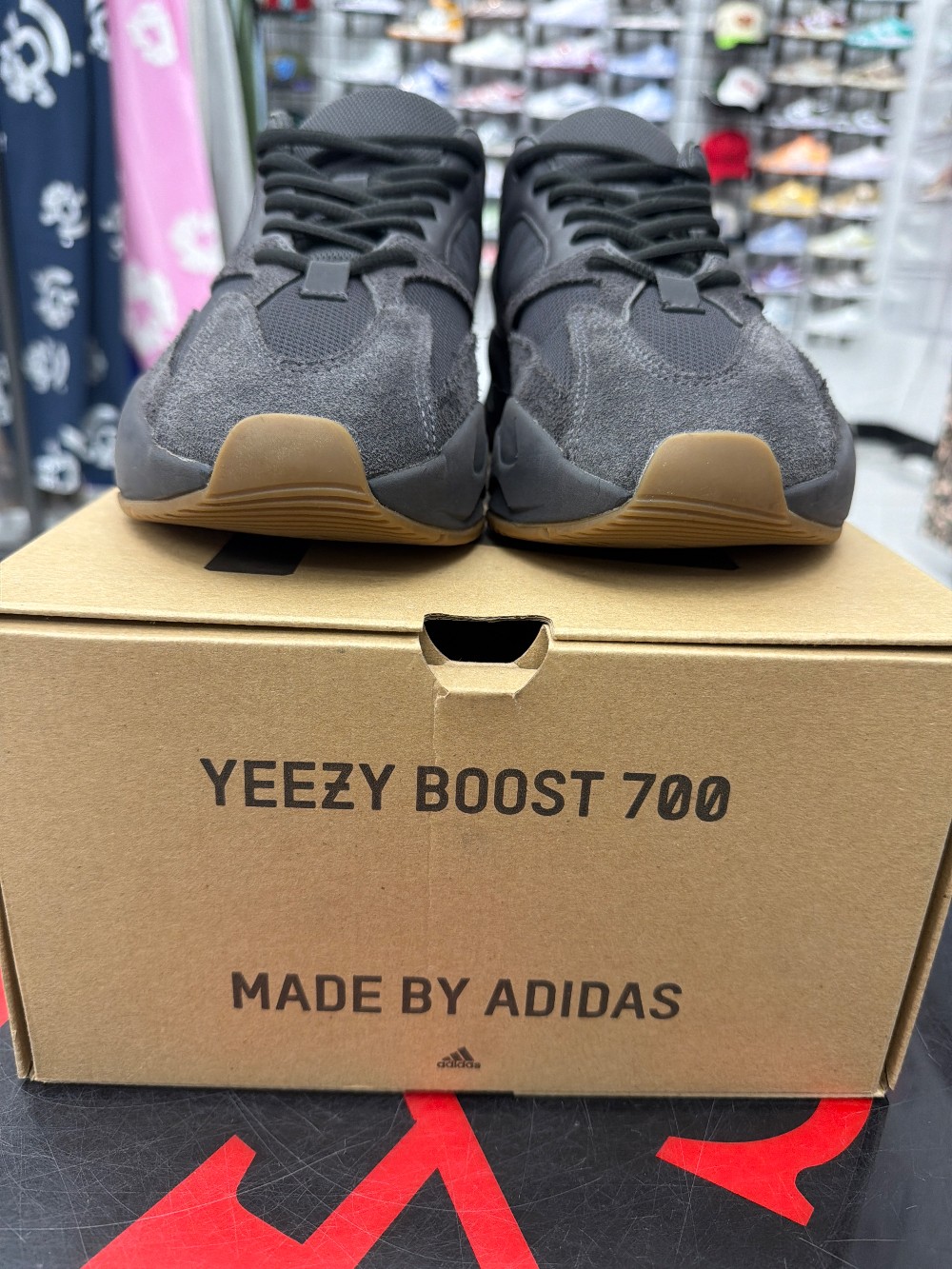 *USED* YEEZY 700 BOOST - UTILITY BLACK